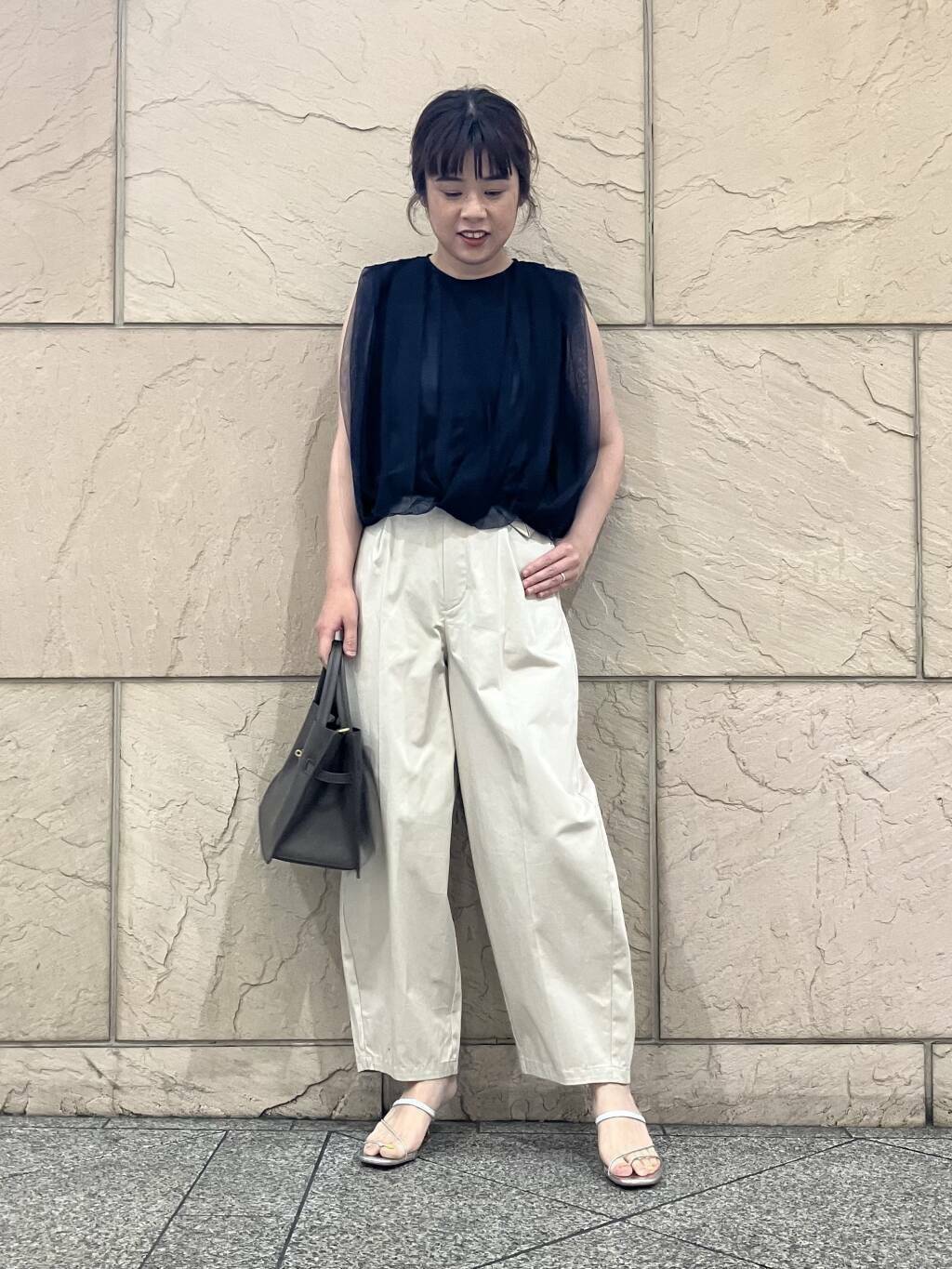 ふわっとしたシルエットが可愛いトップス。二の腕も程よく隠れるのでとても着やすかったです。
裾はゴムが入っているので丈が少し上がります。ボリュームのあるワイドパンツやフレアスカートとも相性良いです。

コクーンシルエットが綺麗なボトム♪
サイズ38でタックが綺麗に見えました。