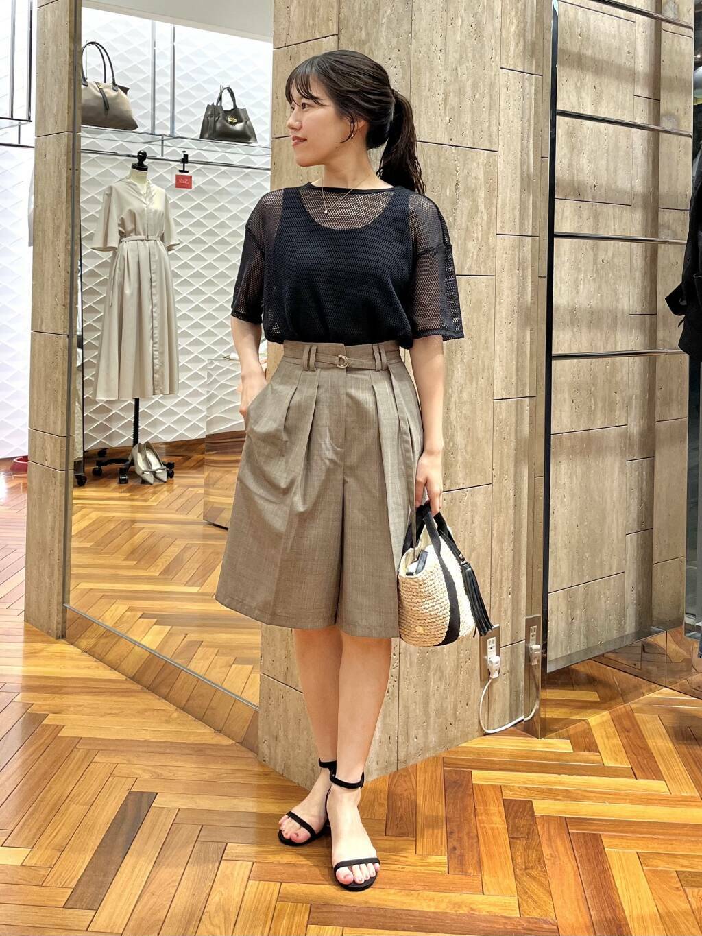 メッシュデザインで、大人カジュアルなコーディネートに♪
ハーフパンツも子供っぽくなり過ぎない丈で
小柄な方にもバランスが取りやすいですよ！ベルトがついてるのでウエストも安心です◎

落ち着いたカラーで揃えましたがメッシュデザインで重たくなり過ぎないコーデです♪