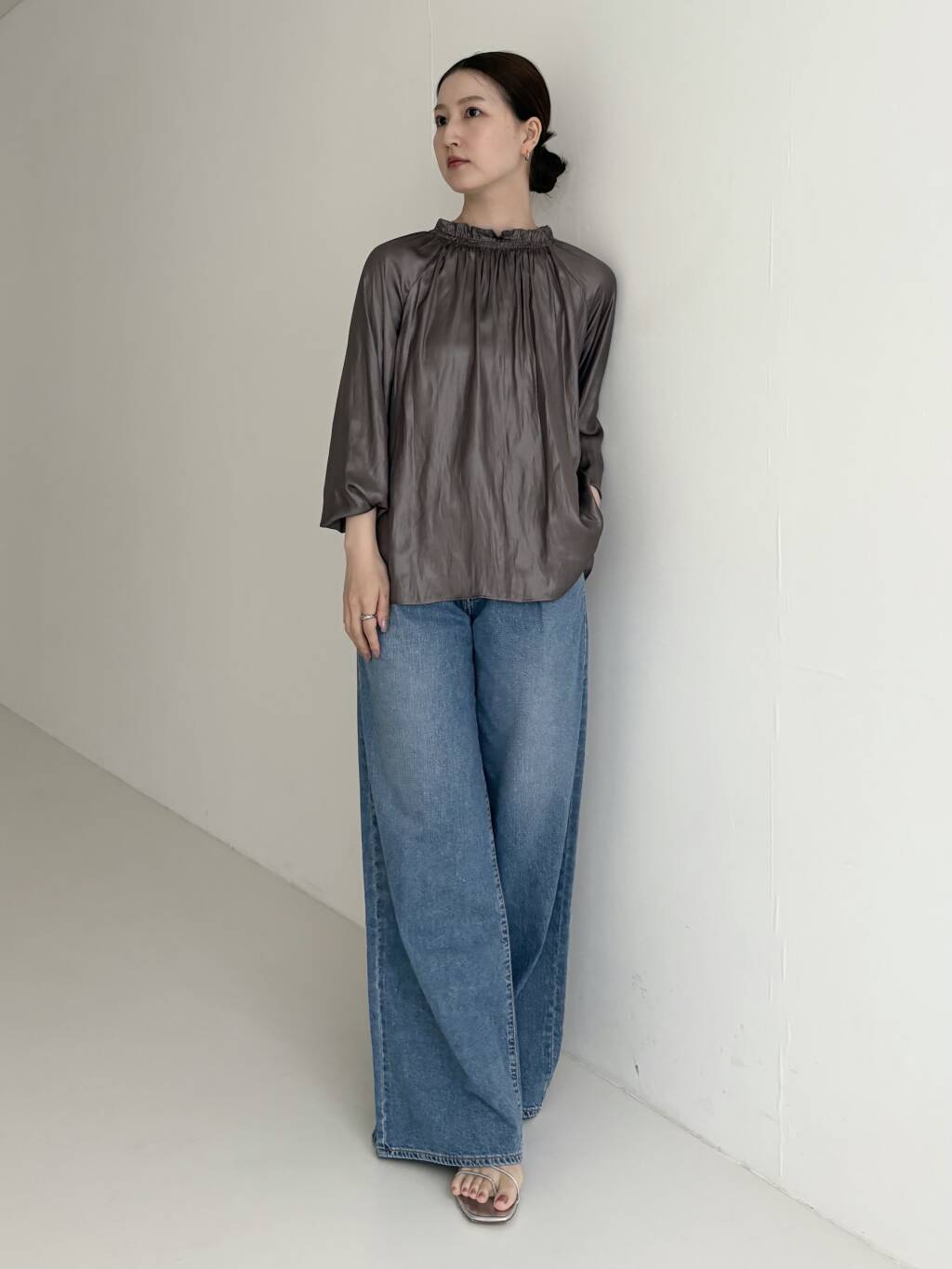 前後2WAYで雰囲気を変えて着用いただけるギャザーブラウス。
光沢感のあるお素材を使っているので、艶感が可愛いですよ◎