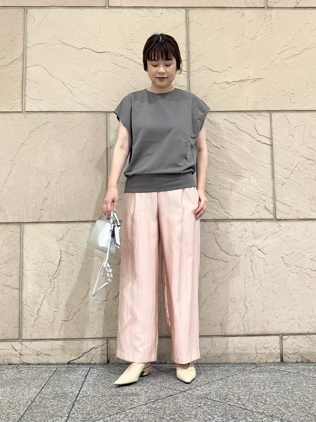 スウェットは肩がかかるくらいのフレンチスリーブで二の腕もカバーしてくれます。。
パンツは、レーヨンが入っているのでさらっとした着心地です。ウエストゴムなのでストレスフリー。
164cmで丈も長すぎずフラットシューズでも履いていただけます◎