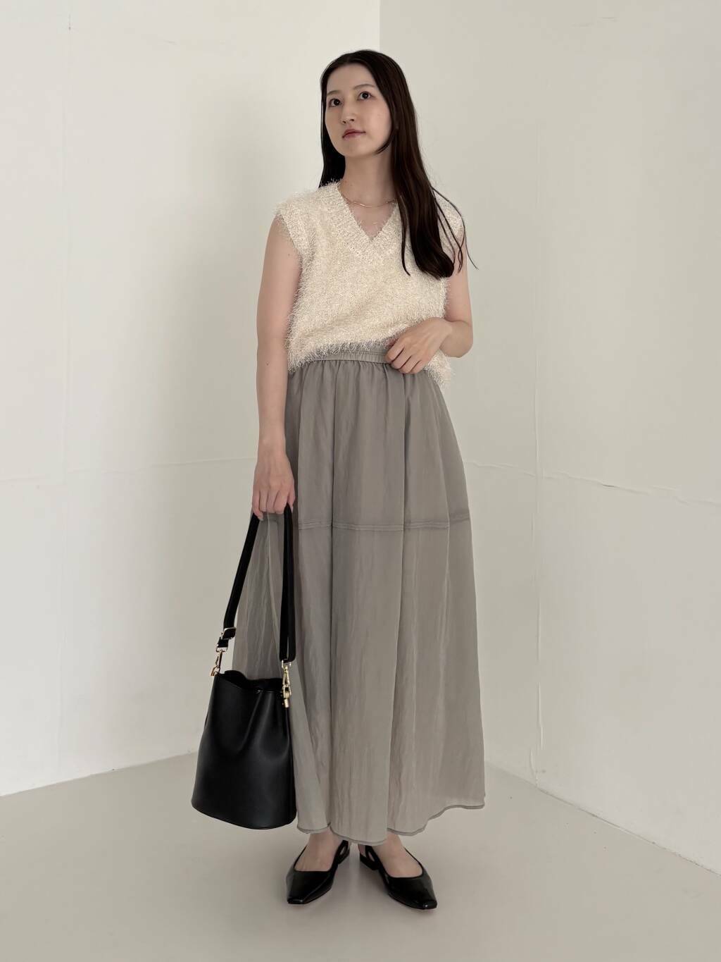 一枚で着映えするニットベスト!
シャツやワンピースなどとのレイヤードスタイルもオススメのアイテムです◎

程よいボリューム感が可愛いギャザースカート。
軽いお素材を使用しており、ウエストゴムなので楽に着用いただけますよ◎