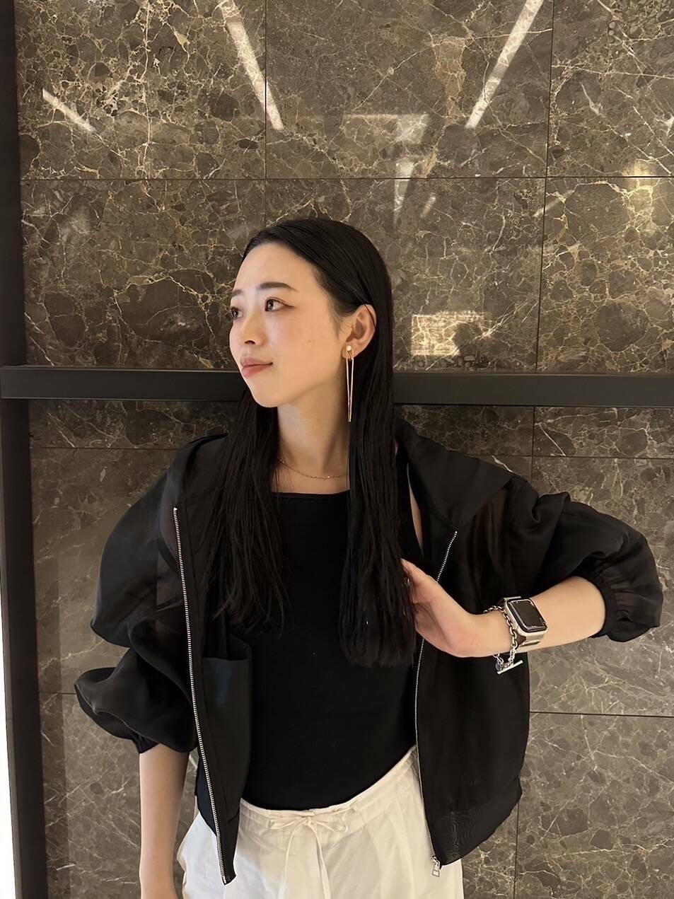 ELENDEEKのブルゾン！

カーディガンに代わる羽織をお求めのお客様も多くなってきました！

そこでおすすめしたいのが
こちらのブルゾンです！

シアーで薄手、シワになりにくく、カジュアルにも綺麗めにも使えるのがポイント☺︎

防寒や二の腕隠しにもぜひ！