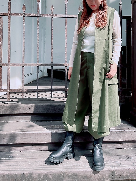 コットンのワークテイストのパンツに同素材のロングジレを合わせたコーディネートです。秋のアクティブなお出かけにぴったりのスタイルです。
モデル身長：160cm