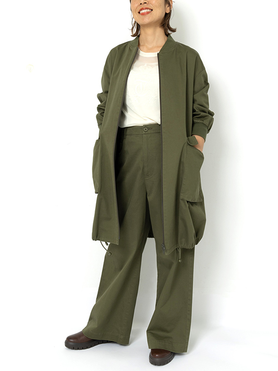 コットンのワークテイストのパンツに同素材のコートを合わせたコーディネートです。コートの衿ぐりや袖口はリブ仕様で、秋のアクティブなお出かけにぴったりです。
モデル身長：162cm