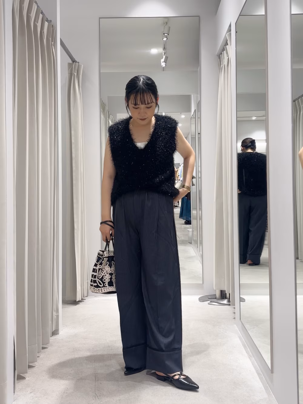 大人気なラメベストは肌触りも柔らかく、取り入れるだけで華やかな印象に！
骨ストぽっちゃり体型な私ですが、黒だとスッキリ着れました。
スラックスパンツと合わせて、デザインのあるバッグとの相性も〇
リアルバイしたシューズは、素材が柔らかく全然足が痛くならないのでオススメです！