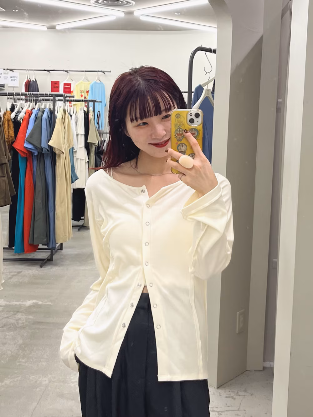 まさに着るだけでおしゃれ見えする1着。
首元のデザインはボートネックのように広めなので、片方落として着るのもおすすめです♩
裾は骨格にあわせてボタンで抜きポイントを◎