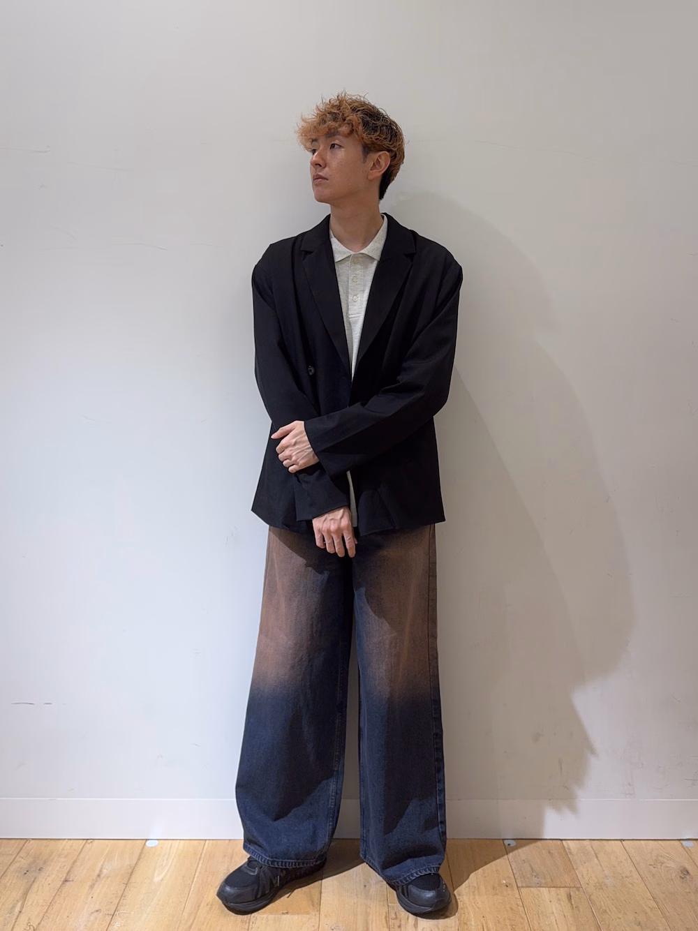 今回は新作のジャケットを使ったスタイリングです。
これからのシーズンに1着欲しいシンプルなオーバージャケットでロールアップでアクセントに。
デニムと合わせて程よくカジュアルダウンして決めすぎない大人カジュアルを是非お試しください！