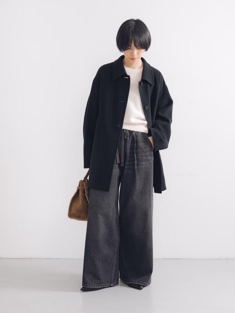 軽くて暖かく、上品なドレープ感が魅力のステンカラーコート。
上質なスーパー140'sウールを贅沢に使用しており、しなやかで柔らかな着心地です。高級感のある美しい光沢を持ちながら、暖かく着用いただけます。