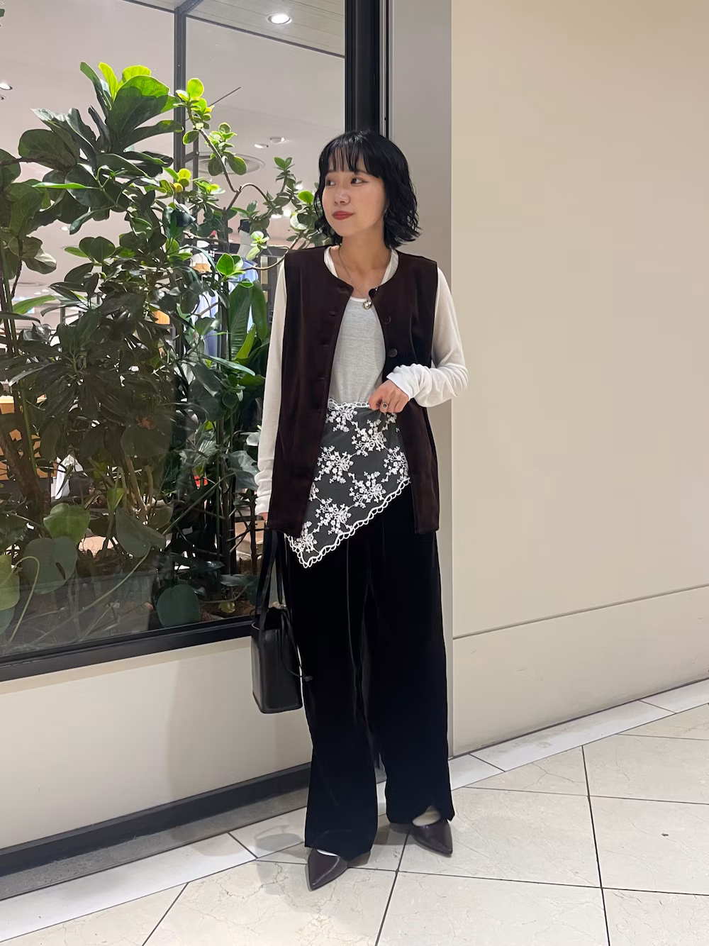 ◯パンツ
ベロア素材のパンツで、36,38の2サイズ展開。152cmの私は36を着用しており、ウエストはゴム仕様で内側には紐もついているのでフラットなシューズでもギリギリ長さいけました.