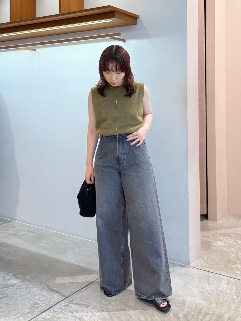 【トップス】
絶妙なカーキが可愛いです。
今の時期は一枚でさらっと、涼しくなればシアーのインナーやシャツとのレイヤードが楽しめます◎