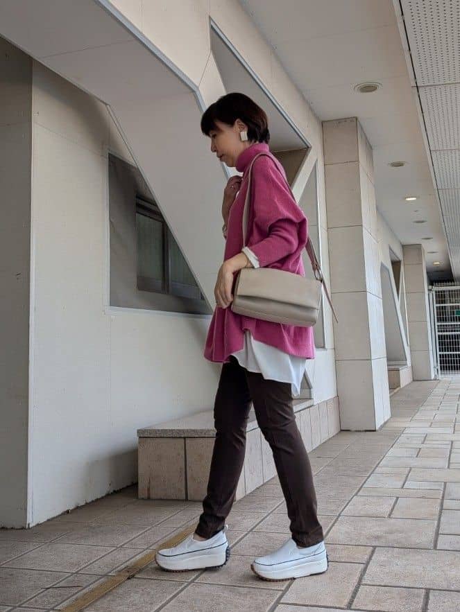 164cm ウェーブ イエベ秋

暗いトーンになりがちな冬コーデ
こんな鮮やかなニットはアラフィフ以上の世代の顔映りをパッと明るく見せてくれます。アウターの中にも映えますね！

【ニット】
着るだけで様になるシルエット。ゆったりしていますが軽い着心地です。
ヒップはしっかり隠れる着丈で細身のパンツにもワイドパンツでもバランス良く着られます。
タートル部分も程よくゆとりがあり、苦しくならないです。

【インナー】Fサイズ着用
薄手で柔らかい質感なので、長い時期使えるアイテムです。
インナーにした時に腰周りからヒップのカバーにもなりますし、フレアーシルエットなので動きが出て素敵ですよ！シワになりにくいのも◎
低身長の方や、もう少し短めがお好みでしたら0サイズがおすすめです。

【パンツ】1サイズ着用
ピッタリしてますが、生地がとっても柔らかいので見た目よりも穿き心地良いです！股上は深めです
ボリュームのあるトップスや着丈の長いトップスと合わせると、コーディネートがすっきり見えました。

【バッグ】
軽いレザーを使用していて、マチ広めのデザインなので容量もあり使いやすいです。
ポケット多めなところも嬉しいポイント。
ご旅行時などにも両手が空くので便利ですよ。

【シューズ】24cm着用
中のインソールに厚みがあり、スタイルアップして見えることはもちろん、足が疲れにくいです。
レザーなのにこの軽さは嬉しい！
いつものサイズを選んで問題なしでした。
足幅広めや甲高の方は、0.5cmサイズアップしても良いと思います。