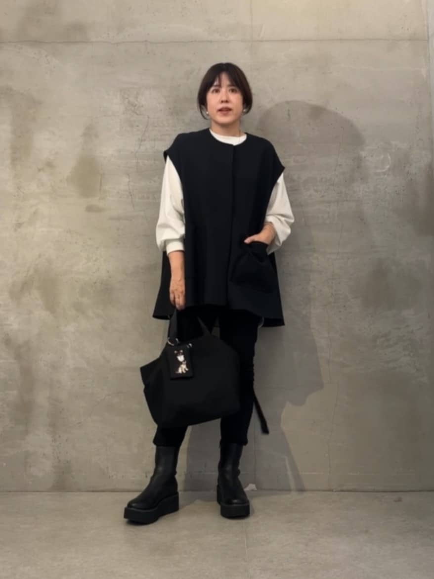 160cm ストレート イエベ春
 
ポケットジレ（ブラック）
縦のラインを強調してくれるジレ。シンプルコーデに羽織るだけで、アラフィフの大人っぽさをさりげなく引き立ててくれます。

Tブラウス（ホワイト/Fサイズ）
柔らかく落ち感のあるブラウスは、重ね着してももたつかず上品。アラフィフの肌映りもきれいに見せてくれる白が頼もしい。

《FRIPIER》コットンパギンス（ブラック/1サイズ）
スッキリしたシルエットで、ラクなのにきれい見え。アラフィフにありがちな脚のラインの悩みもさりげなくカバー。

DogプリントBAG（ブラック）
遊び心のあるワンちゃんモチーフ。黒ベースだからアラフィフでも甘すぎず取り入れやすい。

Dogポーチ（ブラック/チワワ）
バッグの中でもアクセントになる愛らしい小物。チラッと見えるだけで気分が上がります。

レザーミドルブーツ（ブラック/37サイズ）
安定感のあるヒールで履きやすさも◎。ジレとの相性も良く、全身をシャープにまとめてくれます。




ポケットジレを主役に、白ブラウスとパギンスでスッキリまとめた大人のモノトーンコーデ。そこにDogバッグでちょっとした遊び心を。アラフィフだからこそ楽しめる“きちんと感と余裕のバランス”が詰まったスタイルです。