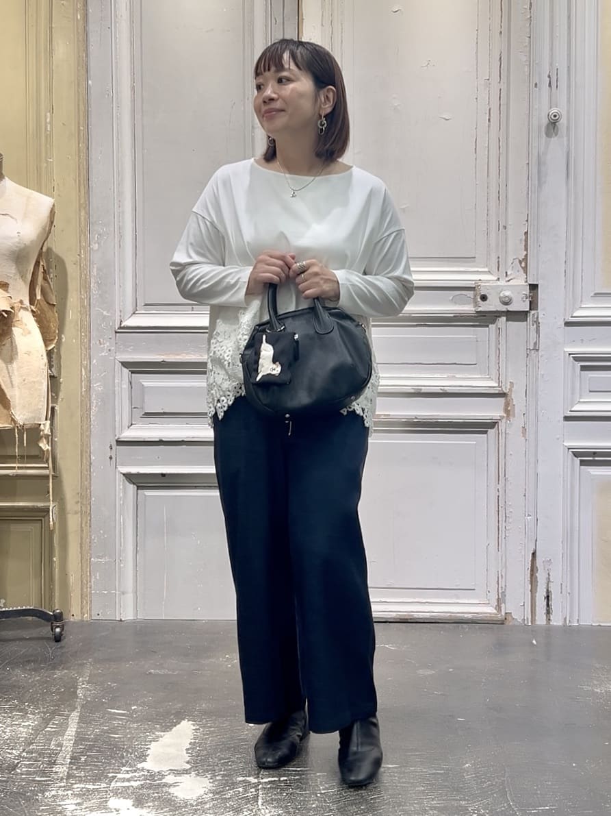 156cm ストレート イエベ秋
 
【トップス】ホワイト着用
裾の絞りと腰回りのレースがポイントのカットソーです◎
カットソーは伸縮性のある素材を使用し、着心地も楽ちん。繊細なレースとの組み合わせはカジュアル過ぎず合わせられますよ。
裾のリボンは絞り具合を調整できるのでシルエットに変化も出せます。
パンツやスカートなどボトムも選ばないので幅広いコーディネートが楽しめますよ。

【パンツ】1サイズ/インディゴカラー着用
こちらもロングセラーの大人気パンツ！
ウエストゴムで履くのも楽ちん。
生地に落ち感があり、ワイドパンツでも広がり過ぎないのでとっても動きやすいです。
少し光沢感もあるのでカジュアルにもキレイめにも合わせられます。シワになりにくいのも嬉しいポイントです◎

【バッグ】ブラック着用
コロンとしたフォルムが可愛いミニバッグ。
見た目以上の収納力でペットボトルも入ります
（横に収納）
両面には外ポケットもついており、スマホや鍵などすぐに取り出したいものなど、出し入れも楽ちん！
ショルダーベルト付きで2way仕様になってます◎

アクセントにもピッタリのDogポーチをチャームがわりに。