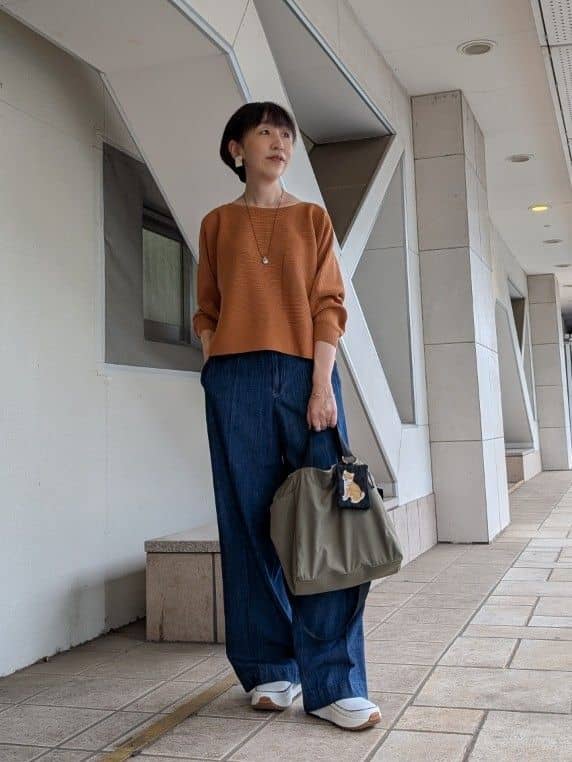 164cm ウェーブ イエベ秋

いつもより少しだけカジュアルにしたい時に、アラフィフ以上の方にもおすすめなカラーを取り入れたコーディネートです。
ドッグプリントが可愛いバックをポイントに！

【ニット】
季節の変わり目にちょうど良い、レーヨン中心の滑らかな着心地のニットです。
お腹は隠れますが、ヒップは隠れないほどの短め丈。
ワイドパンツやスカートと好バランスで着られます。
派手になりすぎないオレンジ強めのキャメルは顔映り明るくなって、特にイエベの方におすすめです！

【パンツ】1サイズ着用
太すぎず綺麗なストレートシルエット。
ゴワゴワ感なく、柔らかい穿き心地です。ウエスト内側に紐が付いているので、デニムにありがちなだんだんウエスト緩んでくる問題も心配なしです。
164cmで1サイズは長すぎずちょうど良いフルレングスになりました。

【バッグ】
ポリエステル100%なので軽くてデイリー使いにぴったりです。
何といっても内側のドッグプリントが可愛いので、開けるのが楽しみになりますね♪
見た目以上に量も入るので行楽用にもおすすめです。

【スリッポン】24.0cm着用
中のインソールに厚みがあり、スタイルアップして見えることはもちろん、足が疲れにくいです。
レザーなのにこの軽さは嬉しい！
いつものサイズを選んで問題なしでした。
足幅広めや甲高の方は、0.5cmサイズアップしても良いと思います。