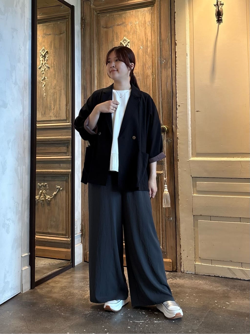 162cm ストレート イエベ秋
 
【ジャケット】着用サイズF
ドルマンスリーブでシアー感があるジャケット
ゆったりしているのでさっと羽織るだけで楽ちんです。
お袖を折り返すとバイカラーになるのが可愛いアイテム。
サイドにはスリットが入っているのですっきり見えます。
前後で着丈に差があり、気になるお尻周りをカバーしてくれるのも嬉しいポイント。

【インナー】着用サイズF
裾がラウンドカットになったTシャツ
シャツ生地の切り替えがポイント。
シワになりにくく、ストレッチも効いているので着やすいです。
白ですが透け感も気になりにくく、しっかりとした素材です。

【パンツ】着用サイズ1
シルエットが綺麗なワイドパンツ。
落ち感があるので広がらず安心です。
ウエストは総ゴムで紐付きなので、ご自身のウエストに合わせて調節していただけます。
162cmで1サイズ着用、くるぶしが隠れるくらいの丈感でした。
ダークグレーはブラック、ネイビーよりも明るい印象になりますよ。