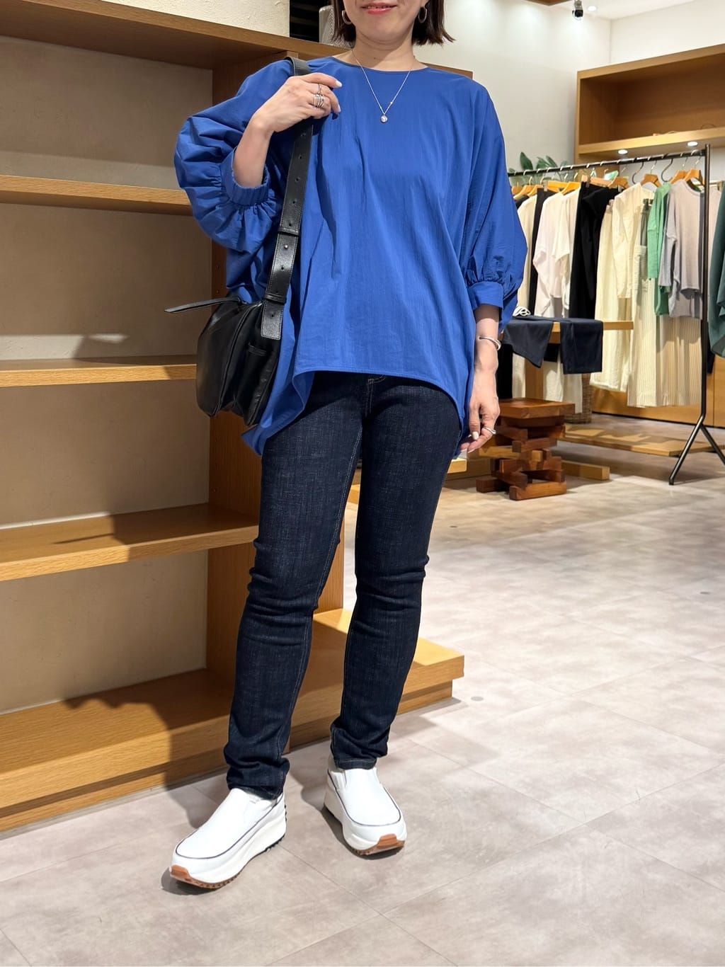 160cm ウェーブ イエベ春
 
【ブラウス】Fサイズ
鮮やかなブルーと袖口に寄せたギャザーが印象的なオーバーサイズブラウス。
後ろはまるーくカーブしていて、ゆったりとヒップが隠れる長さです。
フロントは長すぎないのですっきり。

【パンツ】1サイズ着用
デニム生地ですが、レギンスのように伸縮性があって、とても穿きやすいです。
ウエストは総ゴムですし、内紐がついていて、絞ることもできます。

【スニーカー】24.5cm
幅広めなので、幅広の私はいつものサイズで選んでいます。厚底なので、丈長めのワイドパンツやロングスカートなどにも合わせやすく、スタイルアップして見えます。
アッパーはレザー仕様できれいめカジュアルに仕上がるデザイン。
クッション性が良く、歩き疲れしにくいのでたくさん歩き回る日もおすすめです。

【バッグ】
レザーですが、とても軽くて、柔らかくてマチもあるので意外とたくさん入ります。
ショルダーストラップの付け方によって、ハンドバックの長さにも2way。細かく調節できるので、ボディバッグとしても使えます。
内側の両脇にポケットがあり仕分けしやすく、
外ポケットが大きめで使いやすいですよ！