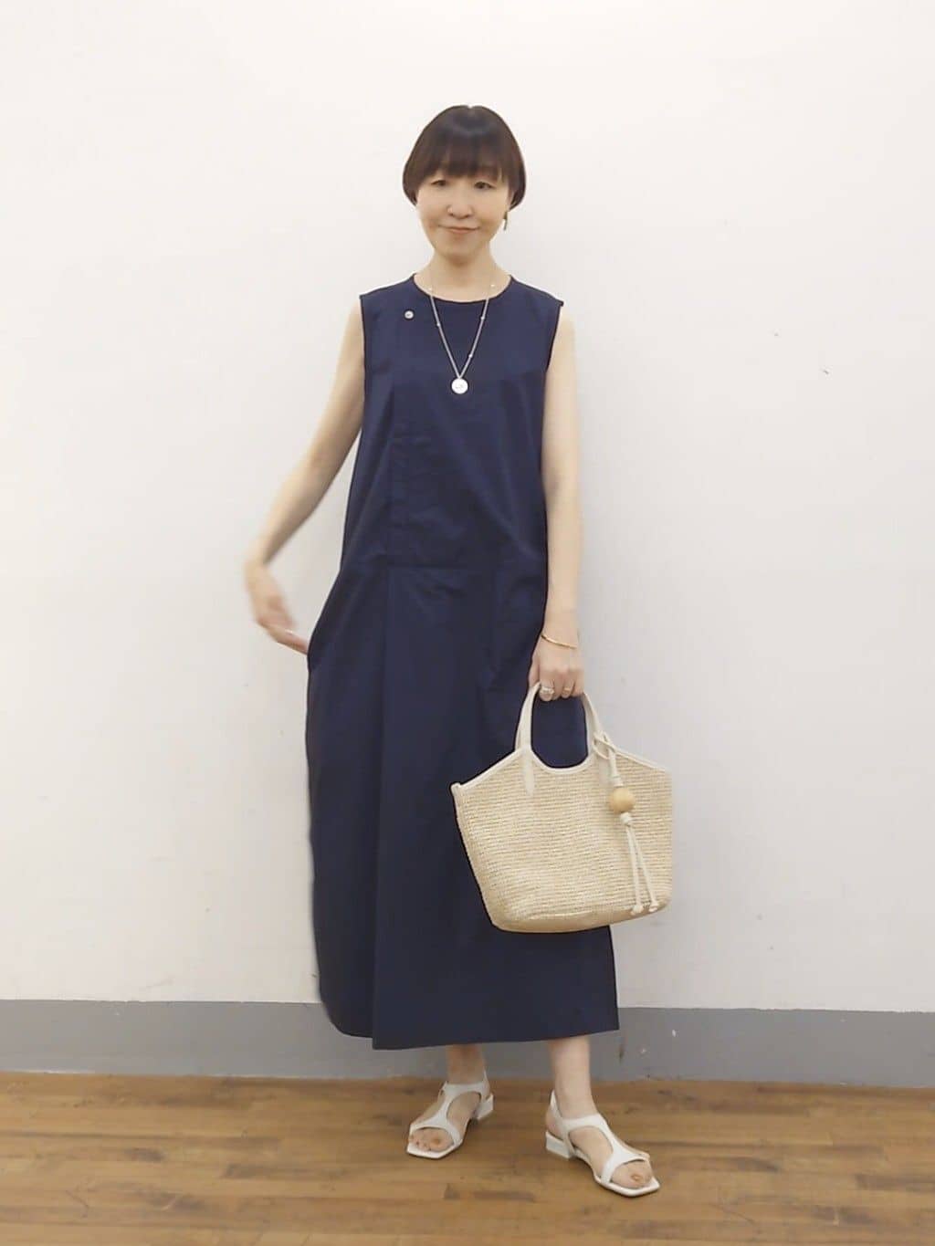 164cm ウェーブ イエベ秋

中にＴシャツ合わせもできるワンピースですが、アラフィフ世代は潔く1枚で着るか上に羽織りをプラスするコーディネートが品良く見えておすすめ。

【ワンピース】
広がりもなく、スッキリ見えるシルエットです。
首開き小さめでノースリーブも肩が出過ぎないので、腕出し大丈夫な方は1枚で着ても素敵です。(その場合タンクトップやキャミソールは黒系が◎)
少しハリのあるキレイめな生地のコットンです。
足さばきも良く、歩きやすかったですよ。

【カーディガン】
前後差のある絶妙なバランスで、どんなアイテムにも好バランスで着られるデザインです。
シャリ感のある糸で、その名のとおりサラッと快適な着心地です。
夏の冷房対策にも便利で毎年色違いで揃える方が多い人気シリーズです。

【バッグ】
夏に必要な持ち物がしっかり入りました！
ペットボトル、日傘、貴重品、カーディガンetc…
実用性に加え軽いのも魅力です。
コーディネートに抜け感が出せて、カゴよりナチュラルになりすぎないところもアラフィフ世代におすすめポイント。に抜け感が出せて黒も重く見えないです。

【サンダル】24.0㎝着用
踵部分がゴム仕様なので、着脱が楽でした。
きちんとした装いにピッタリなデザインなのもアラフィフ世代におすすめポイントです。
疲れない程度のローヒールなところも嬉しいですね。
特別狭かったり広かったりせずの足幅だと思います。