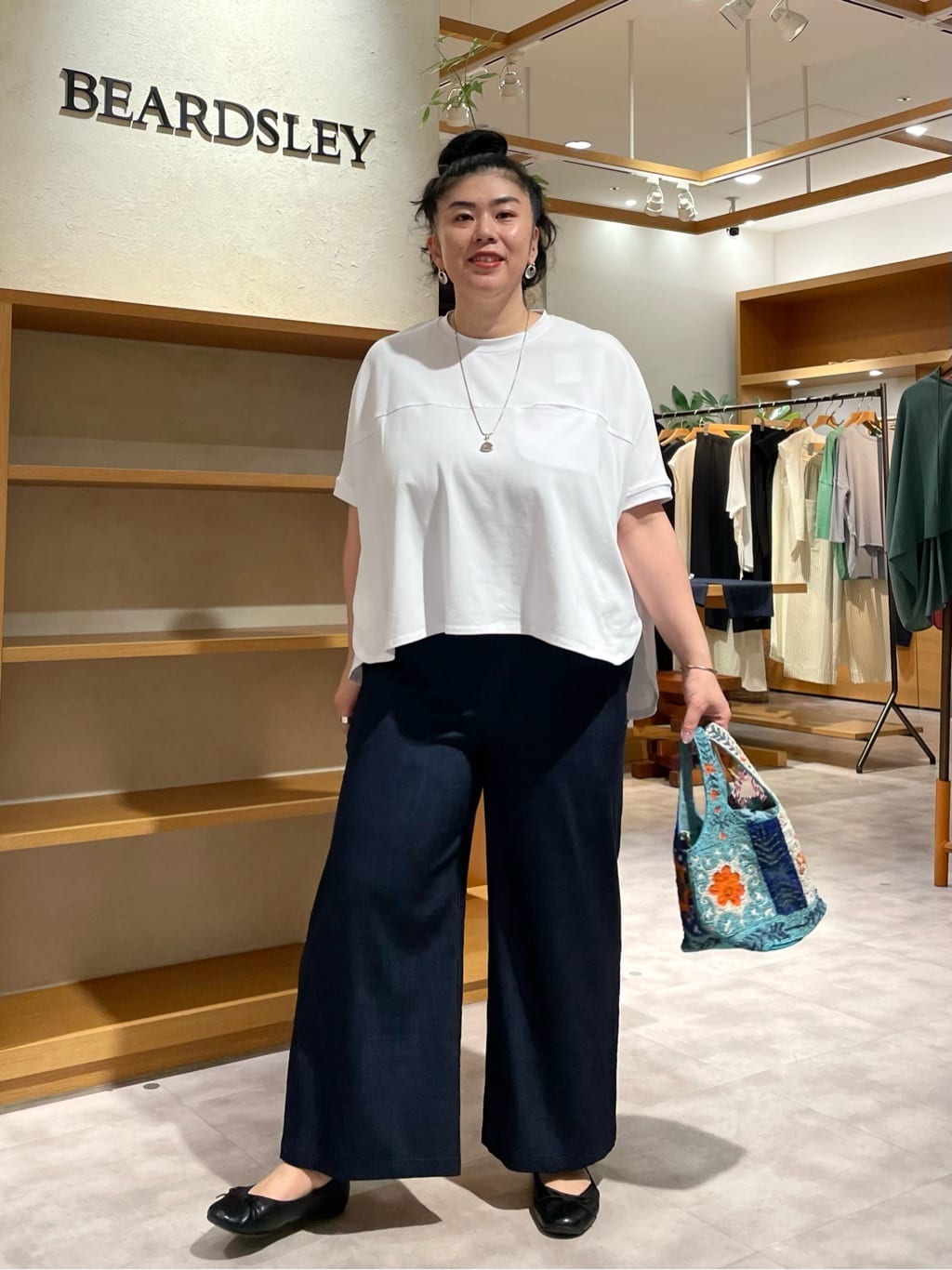 166cm ナチュラル イエベ秋

【tops】 着用サイズ : F
ストレスフリーに着られるドルマンTシャツ。
程よくゆとりのあるシルエットが体のラインを拾わず、リラックスした着心地を実現します。

洗濯　 : 手洗い可
伸縮性 : あり
裏地　 : なし


【pants】 着用サイズ : 2
人気のウエストリブシリーズです。
私は2サイズを着用していて、腰周りやヒップも無理なく履けました。
着丈はくるぶしにかかる長さです。

洗濯　 : 手洗い可
伸縮性 : ウエスト部分のみあり
裏地　 : なし
透け感 : なし