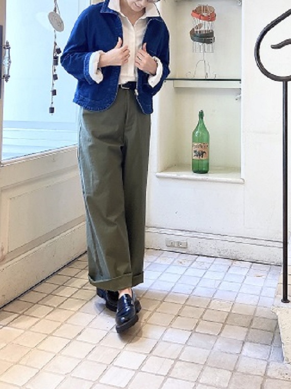 ワークパンツとデニムジャケットを合わせたコーディネートです。インした白シャツと高め位置のベルトマークで、脚を長く見せることを意識しました。
モデル身長：154cm