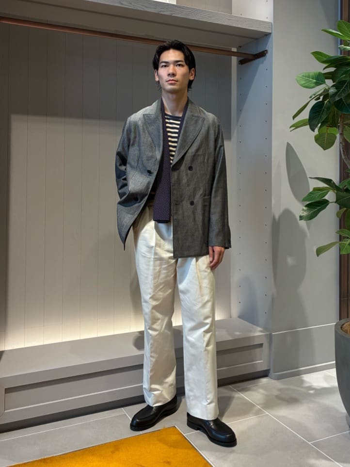 身長173㎝　ウール、リネン混紡の生地を使用したダブルブレストの4Bジャケット。

ブルゾンのような太い袖、ボタンやポケットのサイズ、バランスなど抜け感のある表情に作られたデザインが特徴です。
デニムからウールパンツまで、幅広いスタイルで着て頂ける1着です。