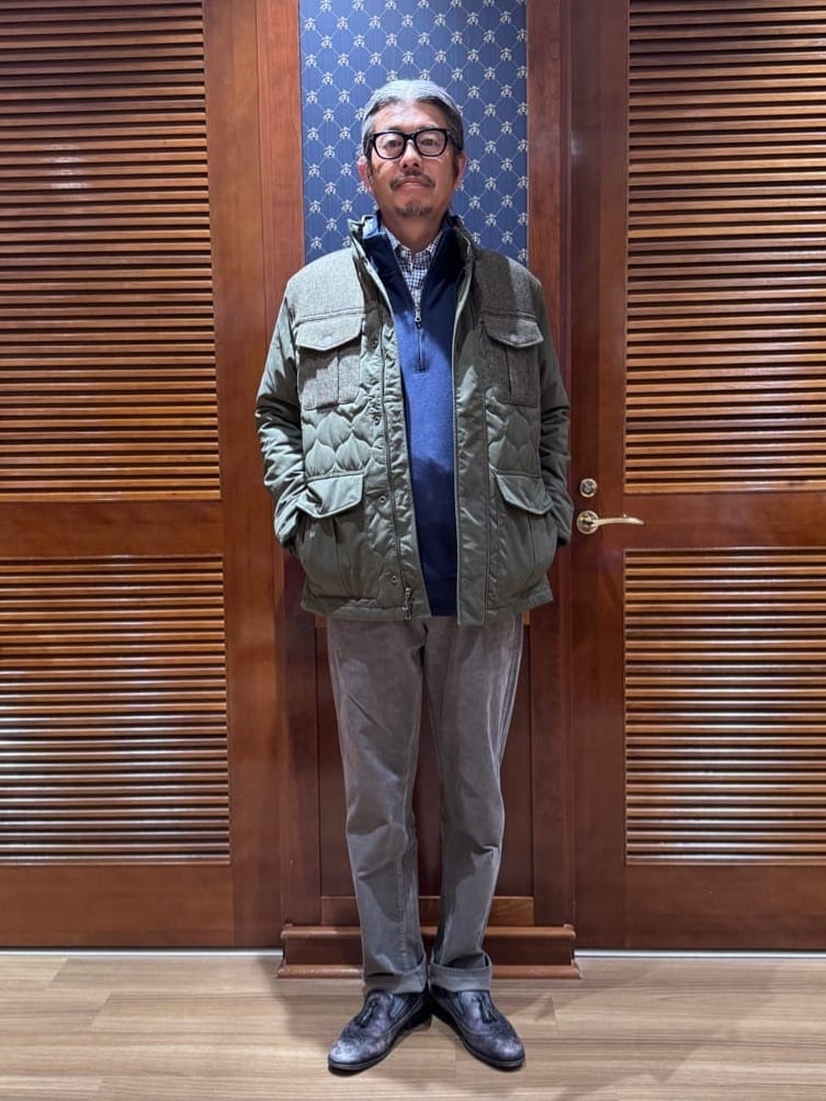 インナーにブルーのチェックシャツとネイビーのフレンチリブハーフジップスウェットをレイヤード、ボトムスはグレーのコーデュロイパンツでミリタリースタイルに。

フィールドジャケットはエルボーパッチやヨーク、胸ポケットにヘリンボーン柄のツイード生地を使用し、クラシカルなイメージをプラス。
機能性の優れたアイテムです。

シャツはイギリス最高級メーカーの「THOMAS MASON」社の生地を使用、
肌触り、着心地が最高です◎

掲載商品以外は私物です。

スタッフ身長：175cm