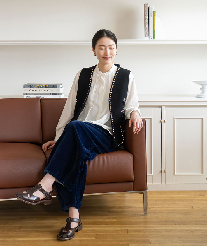 インディゴ染料を使用したベルベットパンツはNEXTデニムとして推したい逸品。デニムよりきれいめ、スラックスよりカジュアル、“ちょうどいい”立ち位置のボトムスとして重宝します。美しい毛並みと光沢が着こなしをクラスアップ。トップスの主役は“BOHEMIAN CHIC”を象徴するスタッズジレ。シンプルなシャツやワンピースに重ねるだけで大人のボヘミアンスタイルを叶えてくれます。

ブラウス：着用サイズ/2(M)
ジレ：着用サイズ/2(M)
パンツ：着用サイズ/2(M)
身長:165cm