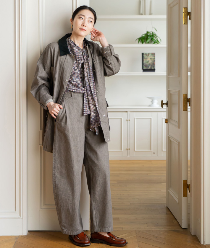 定番のデニムをアップデートしてくれるアースカラー、特にブラウンは新・ベーシックカラーとして注目しています。羽織るだけでグッと旬な表情になるフィールドジャケットはあえてボウタイブラウスと合わせることで品のよさをキープ。ムラ糸を使った優し気なモカの色合いで洒落感のあるセットアップスタイルに。

ジャケット：着用サイズ/2(M)
ブラウス：着用サイズ/2(M)
パンツ：着用サイズ/2(M)
身長:165cm