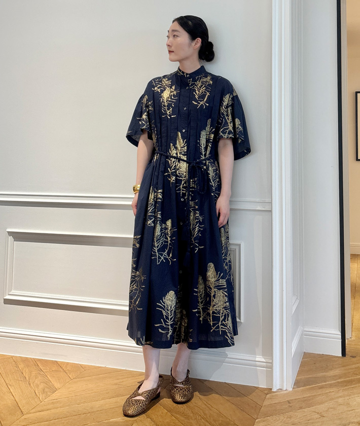 箔プリントのワンピースが秋仕様になって登場。綿ローンの軽やかな着心地はそのままに、バンクシアをダイナミックに表現し、モチーフが際立つ仕上がりに。より華やかで洗練されたムードが漂います。前後に施したタックにより柄に動きが出て、さらりとまとうだけでサマになる一着。

ワンピース：着用サイズ/2(M)
身長:165cm