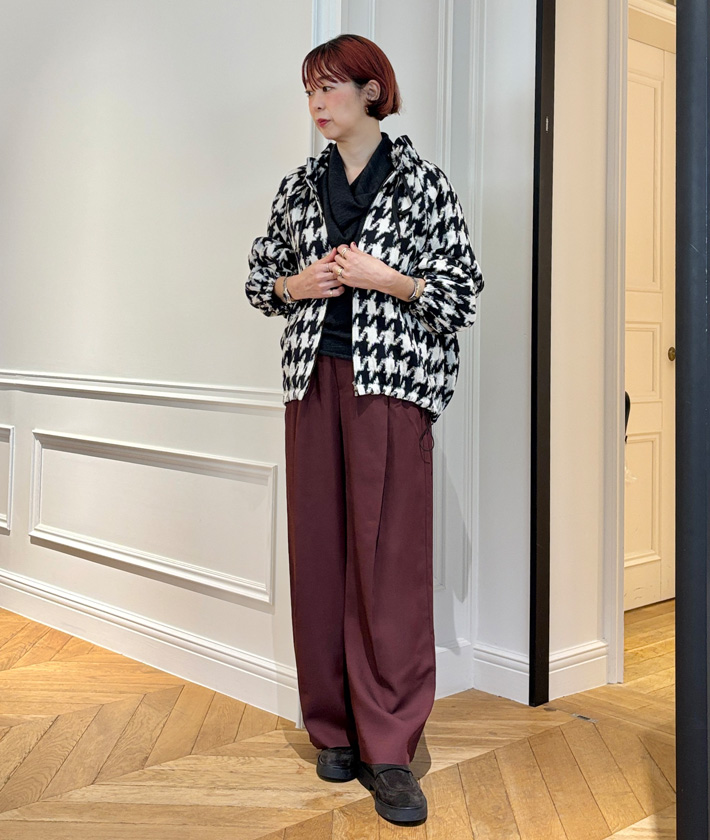 クラシックな千鳥柄をジャカード織りで陰影のある表情に仕上げたブルゾン。真面目になりすぎない、品のあるカジュアルな着こなしに。襟元のストリングはギャザーを調整して顔まわりの印象にニュアンスをプラス。袖は手首を見せて、抜け感を出してあげると◎

ブルゾン：着用サイズ/2(M)
ニット：着用サイズ/2(M)
パンツ：着用サイズ/2(M)
身長:164cm