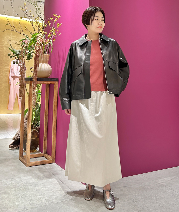 今シーズンのキーアイテムとなるレザーブルゾン。滑らかな質感と光沢が高級感のある仕上がり。ボンバージャケットをベースに、縫い目のないすっきりとした始末や丸みのある構築的なシルエットなど、細部にまでこだわりました。あえて女性らしいロングスカートやワンピースとのミックススタイルを楽しんで。

ブルゾン：着用サイズ/2(M)
ニット：着用サイズ/2(M)
スカート：着用サイズ/2(M)
身長:160cm