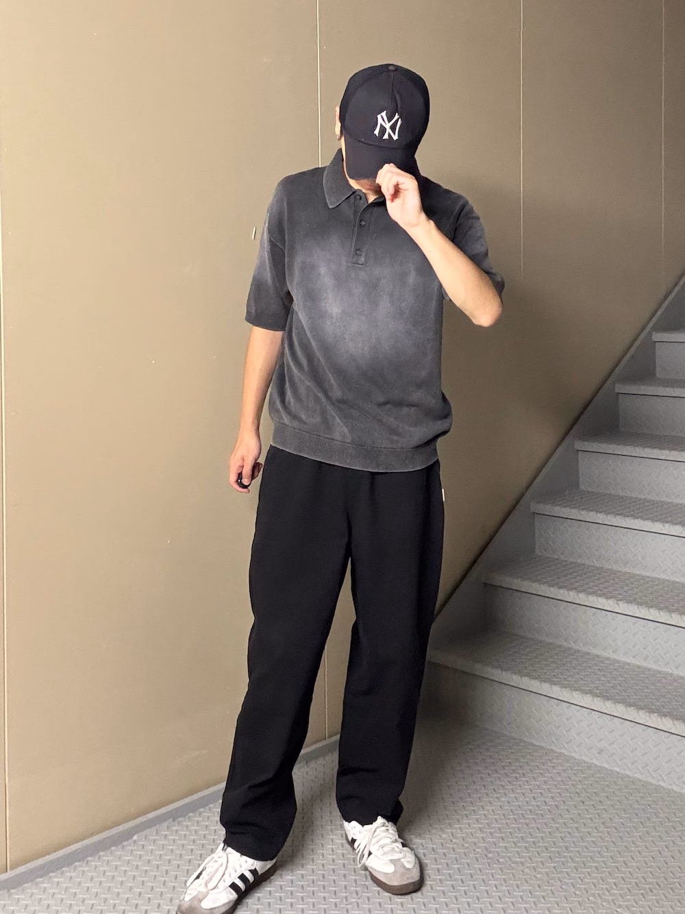 URBAN RESEARCH Sonny Label のフェード感あるポロシャツに、同ブランドのブラックパンツを合わせたモノトーンコーデ。