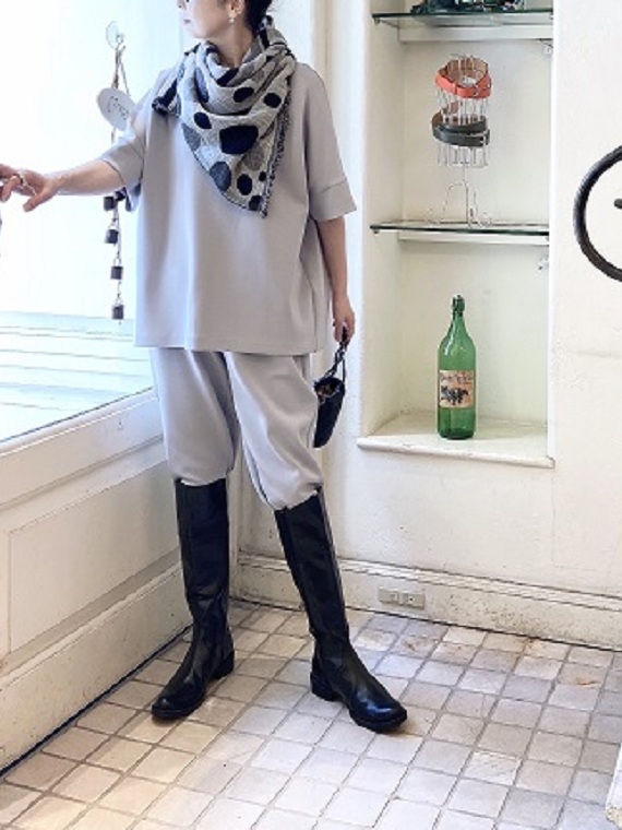 スポンディシュで軽い質感が特徴のダンボールジャージー素材で、ブラウス＆パンツのセットアップコーディネートを！ゆったりめのブラウスと緩めジョッパーズタイプのパンツです。無地で寂しくなりがちなコーデには秋小物をプラスして！
モデル身長：161cm