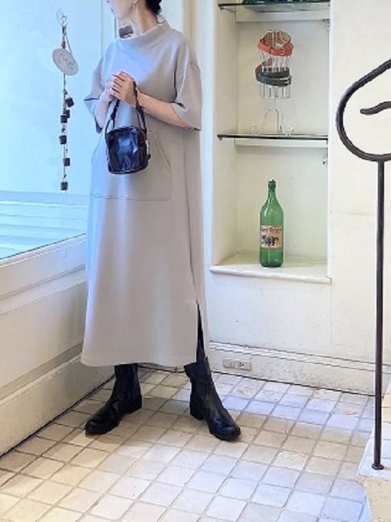 スポンディシュで軽い質感が特徴のダンボールジャージー素材のワンピーススタイルです。長めのレングスが大人の雰囲気を、ロールカラーで可愛さと大きなポケットでカジュアルさも！もっちりとした弾力と滑らかなタッチで気分も上がります。
モデル身長：161cm