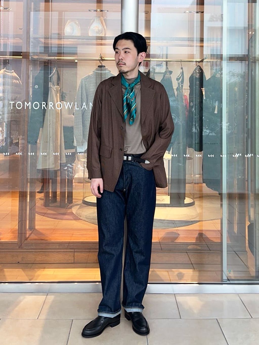 身長180㎝　細いウール原料を用いて平織で織り上げた生地を使用したジャケット。
軽い着心地とハリ感が特徴で、長い季節でご利用いただけます。