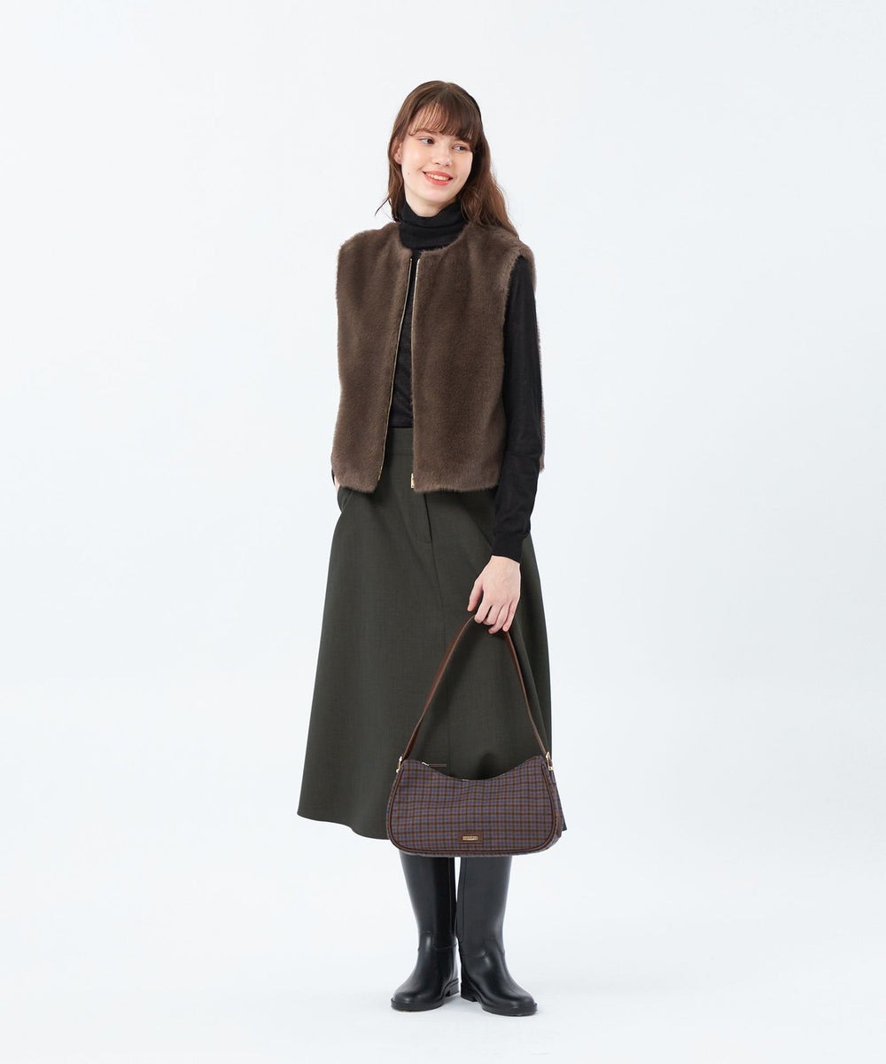 【ジレ】エコファーを使用したショートジレ。コンパクトな丈バランスでメリハリのあるシルエットなので、オーバーシルエットのシャツやボリュームのあるボトムス・ワンピースなどとのレイヤードがオススメ。【スカート】ハリのある素材で美しいフレアシルエットを叶えるグルカスカート。