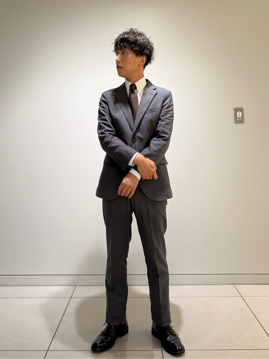 ストレッチ性と見た目のカッチリ感を両立したモデル#000。光沢感とカッチリしたシルエットが、オフィスでも外出先でもスマートな印象に。グレーが柔らかく、落ち着いた大人の雰囲気を演出。カーキのバスケットタイを効かせることで、シックな色合わせの中にさりげない洒落感をプラスしました。【モデル身長：171cm】