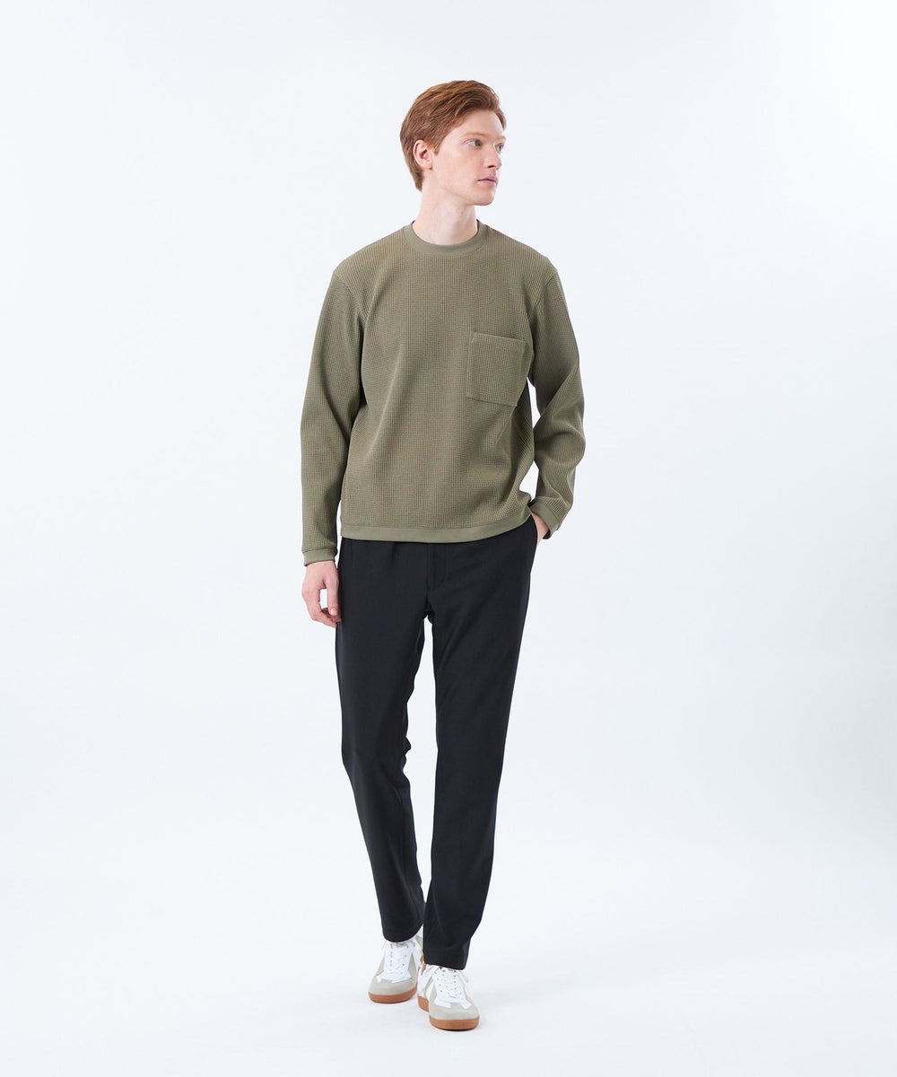 衿と袖口に共糸で編み立てたフライスを使用したクルーネックロンT。シンプルなデザインで汎用性の高いアイテムです。一枚で着るだけでなく、シャツやスウェット等のインナーとしても重宝します。生地表面に凹凸感のある素材ですので肌離れもよく、ドライな生地感です。