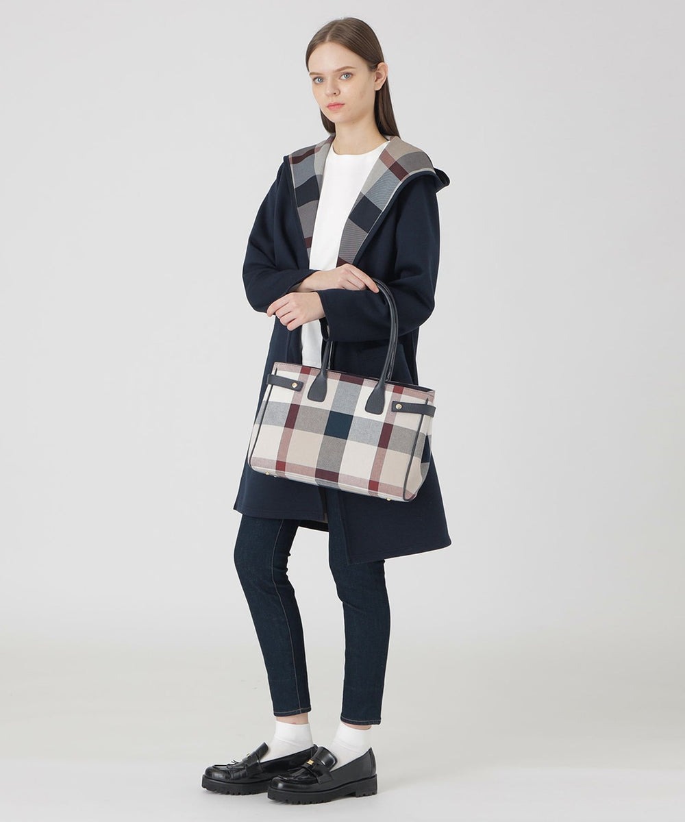 【コーディガン】クレストブリッジチェックをスクリーンプリントした、リバーシブルで楽しめるフード付きコーディガンです。膨らみのあるカットソー素材なので、軽い仕上がりになっています。【バッグ】天ファスナー付きなので通勤・通学時のセキュリティーも安心です。A4も入る大容量サイズです。