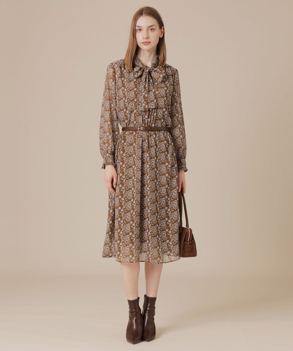 鮮やかな色の花を咲かせるマリーゴールドがモチーフです。ボウタイがポイントの華やかでエレガントなワンピースです。身体のラインを拾わないゆったりとしたシルエットで、そのまま着用するのはもちろん、お手持ちのベルトでウエストマークして着こなすのもおすすめです。アンダードレス付きです。