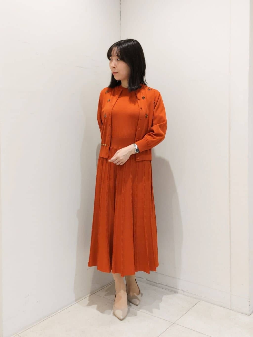 深みのあるオレンジのカラーが美しいコーデです。なめらかでしっとりした、肌触りの良いニット素材です。腰骨ちょうど〜やや上くらいのコンパクトな着丈で、フレアスカートやワイドパンツとも好相性です。秋のお出掛けが楽しみになるような、色鮮やかで華やかなコーデです。【モデル身長：156cm】