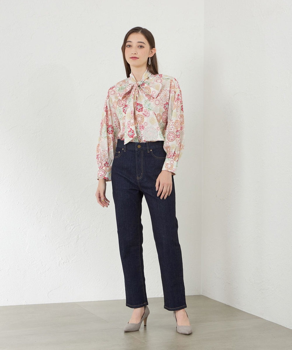 9月のタナローンツアーは20周年を記念して、ブランド誕生時のディレクター、武川英子氏とのコラボ企画。衿に大きなボウが付いた印象的なブラウスです。
お勧めの着方は、ボウの輪が15cくらいの大き目の輪にしてリボンを下側に垂れるようにすると見え方がキレイになります。