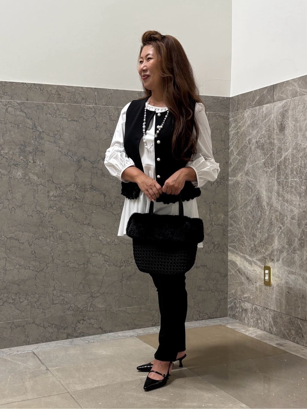 柔らかくとろみ感のあるブラウスチュニック。ストレッチが効いて履きやすいパンツ。裾のフリルがトゥービーシックらしいデザインのジレをコーディネートしました。ジレはショート丈なのですっきりとお召しいただけます。【モデル身長：158cm】