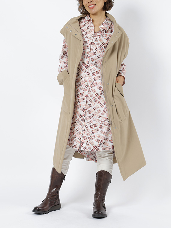 中綿入りのスリーブレスコートは秋の入り口の時期に本当に重宝するアイテムです。サッと羽織ってサマになるアクティブなコーディネートにしました。
モデル身長：162cm