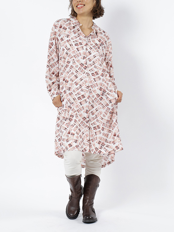 やわらかなレーヨンローンのワンピースのプリントは本と地球儀！写真集やガイドブックをながめて、次はどこへ行こうか、旅行の計画なんかしたくなります！シロの細身パンツを合わせたコーディネートです。
モデル身長：162cm