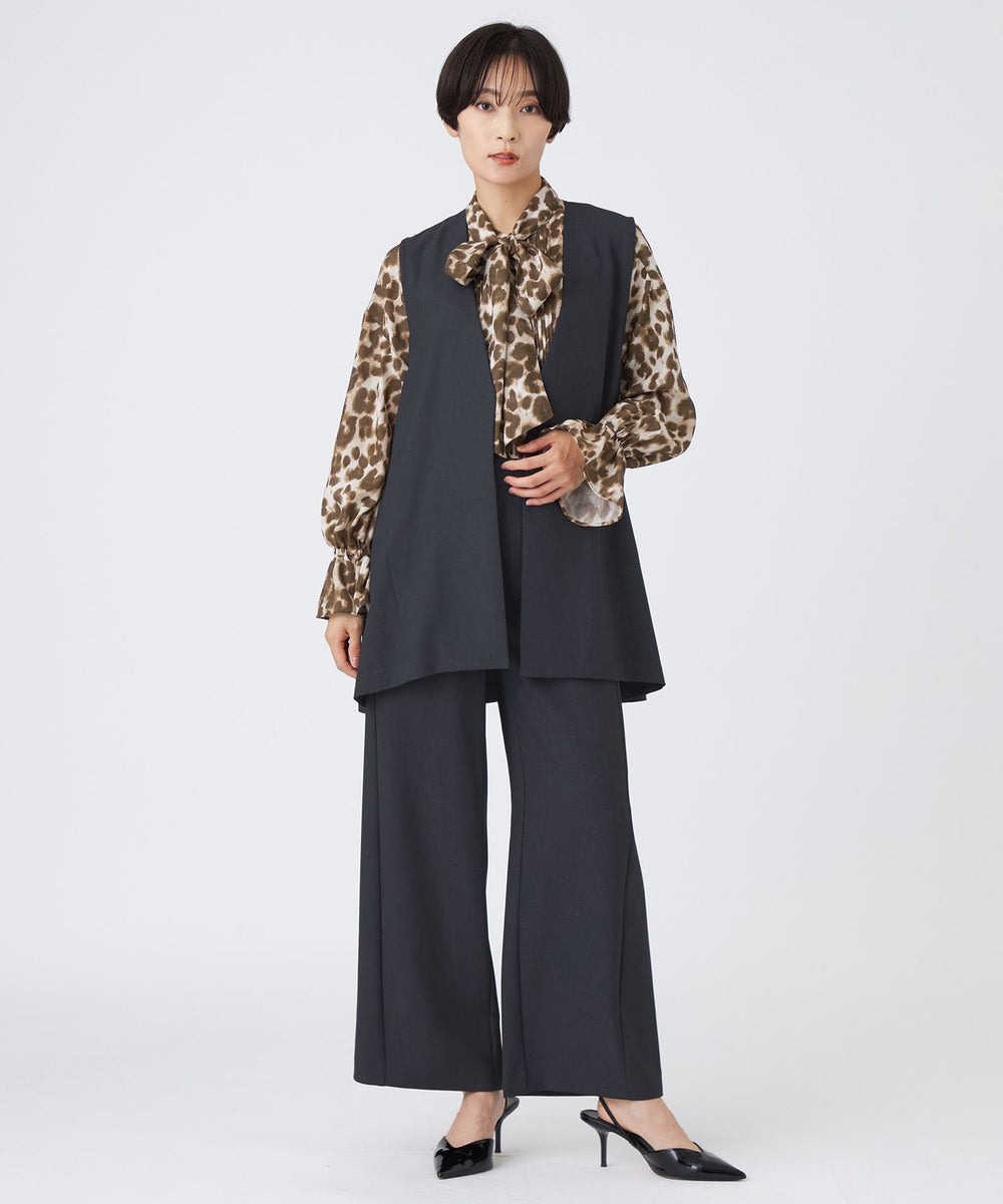 【ブラウス】ボウタイと前後身頃に入ったピンタックが、上品でクラシカルな雰囲気のあるブラウスです。【ジレ】ゆったりとしたトップスとも相性良くコーディネートしていただけます。Tシャツと合わせてもきまる、1枚あると便利なアイテムです。【吸水速乾】【遮熱】【着用じわ防止】【ストレッチ性】