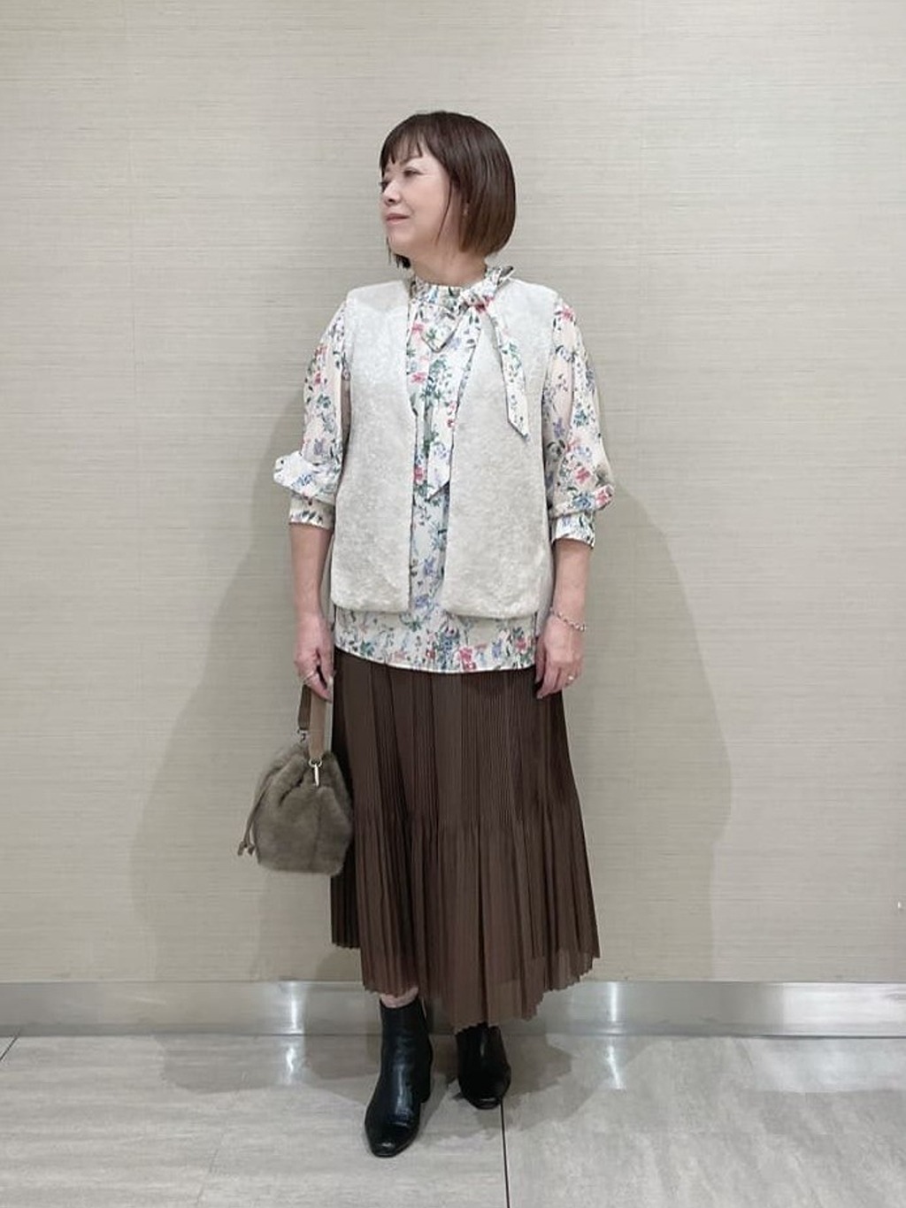 こんにちは♪ 季節の変わり目に活躍しそうなファーベストのご紹介です。 重圧があるのでサラッと一枚羽織るとサマになり冬本番になったらインナーに！ 花柄ブラウスは取り外し可能なリボン付きで着丈もしっかりあるのでパンツ合わせでも◎【モデル身長：159cm】