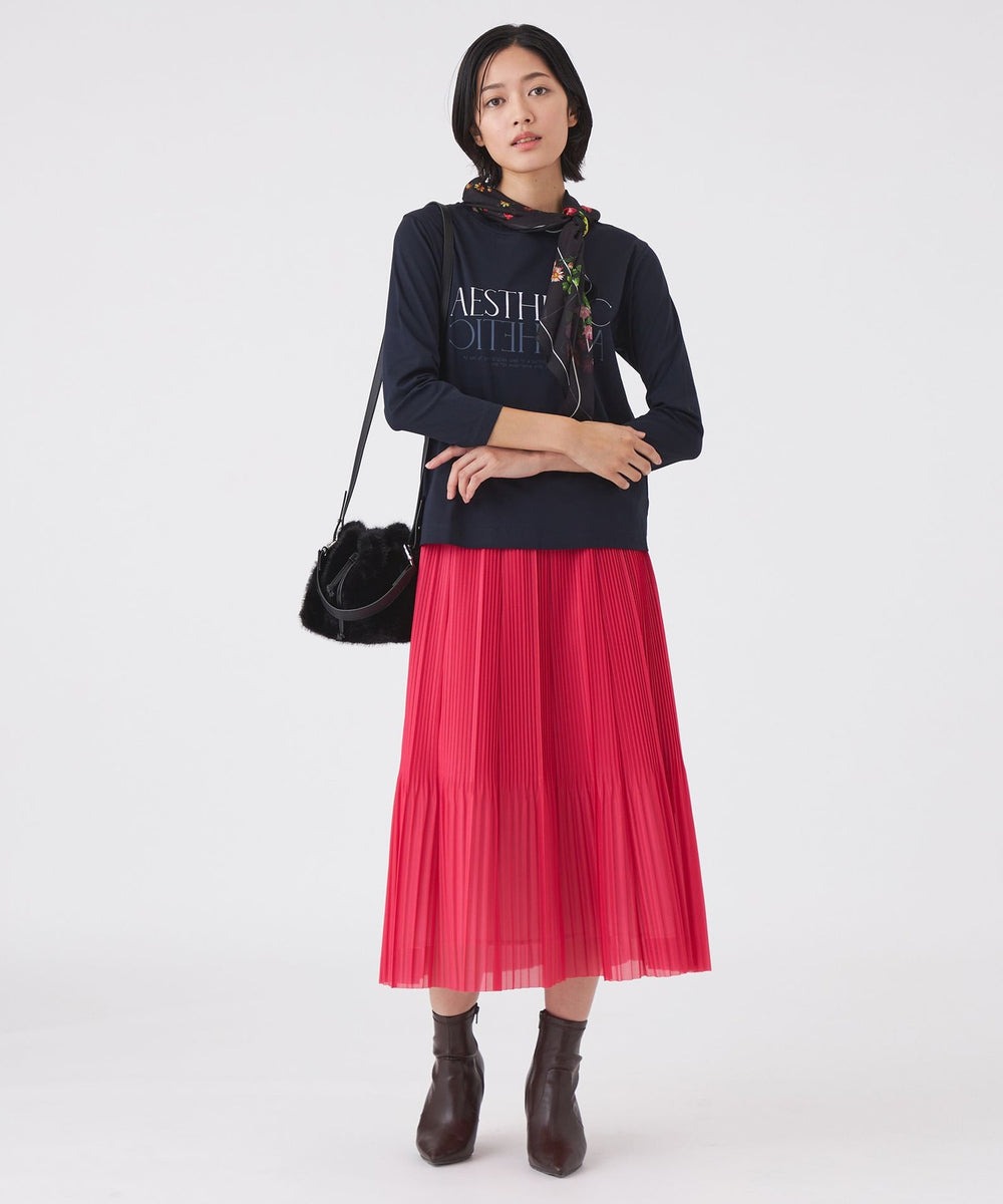 【スカート】シルエットがきれいなプリーツスカートです。
トレンドのシアー素材を使ったプリーツスカートです。艶やかな素材で発色が良く、コーディネートのアクセントにぴったりです。ウエストは全ゴム仕様で、着脱も簡単です。オールシーズン着用可。