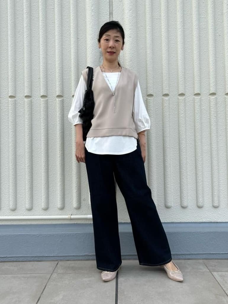 カットソーにベストがついたお洒落な一枚着。ドライタッチで着心地が良く、身体のラインを拾わないゆったりとしたシルエットのプルオーバーです。足長効果のあるセミフレアシルエットのデニムはしなやかな風合いが特徴。肩がけができるバッグは軽さもあり、A 4サイズが入る万能な大きさです。【モデル身長：160cm】