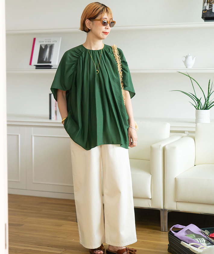 一枚でサマになりシワにもなりにくいデザインブラウスはシルクブレンドで光沢感のある風合いに。
ストレスフリーで履き心地抜群のパンツを合わせることで、普段使いだけでなく、旅行などにもおすすめのスタイリングです。