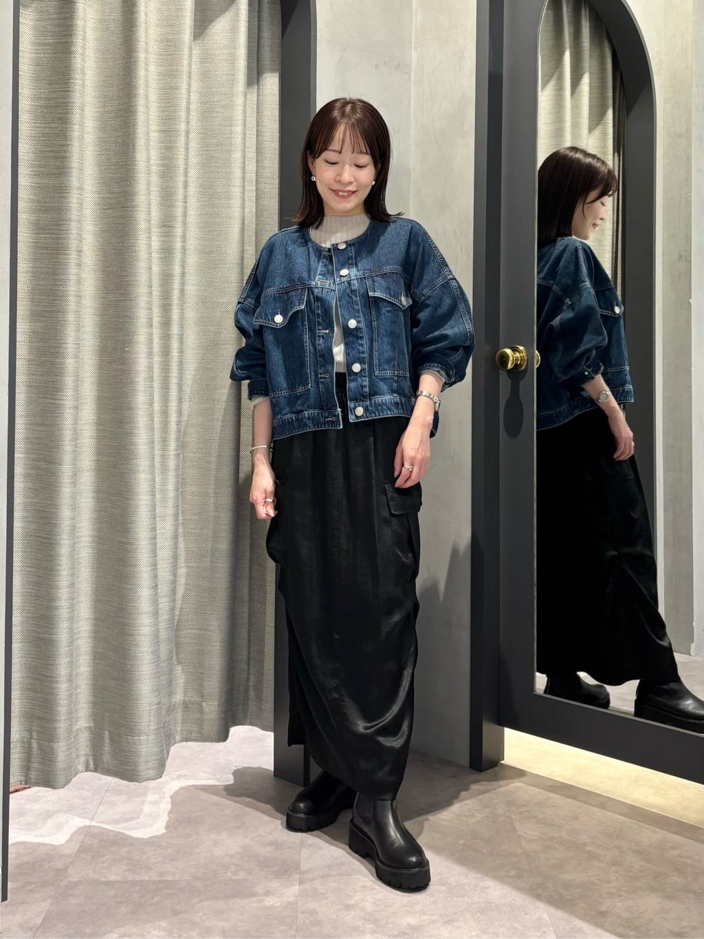 【ジャケット】前側がコンパクトな丈、後ろ身頃は少しタポッとした抜け感シルエット。大きなポケットがポイントですが、ノーカラーなのでスッキリと着こなしやすいです^^【スカート】黒のSをリアルバイしました。ウエストがゆったりめなので、6センチほど詰めています。【モデル身長：155cm】